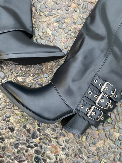 Black Boots Hebilla